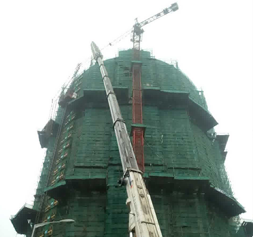 郴州市吊车在工地上作业